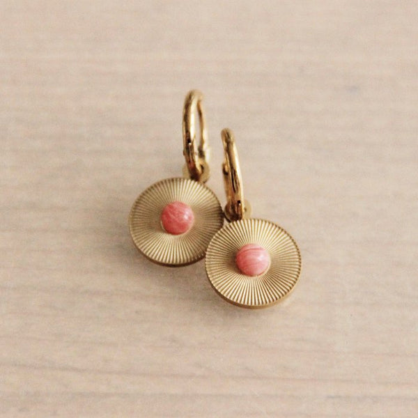 Earrings with decorated round charm and stone coral/gold