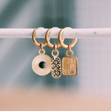earrings with decorated round charm and stone grey/gold